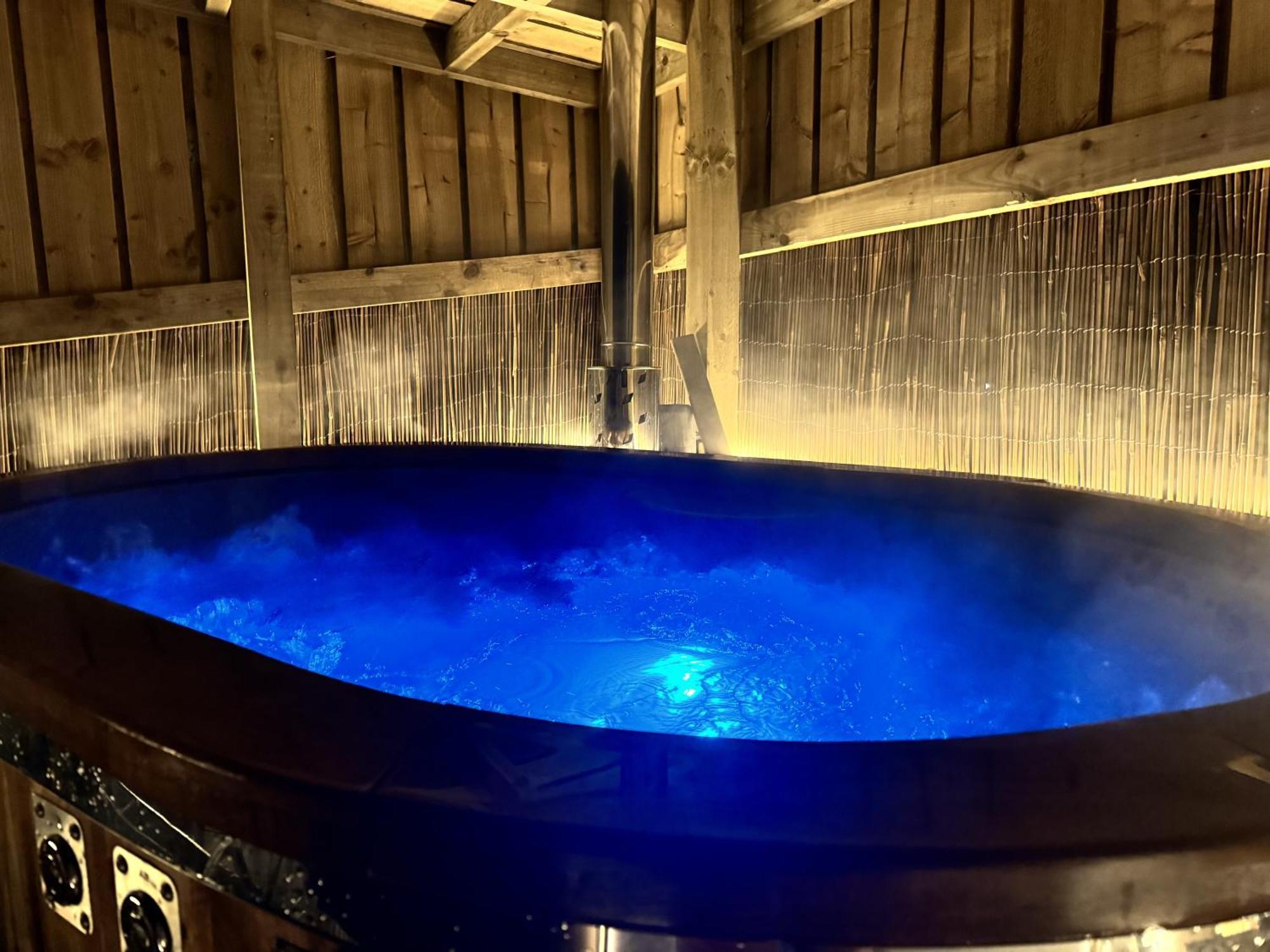 Deerstone Glamping-Pinhaw Beacon Dome Hot Tub Hotell Earby Exteriör bild
